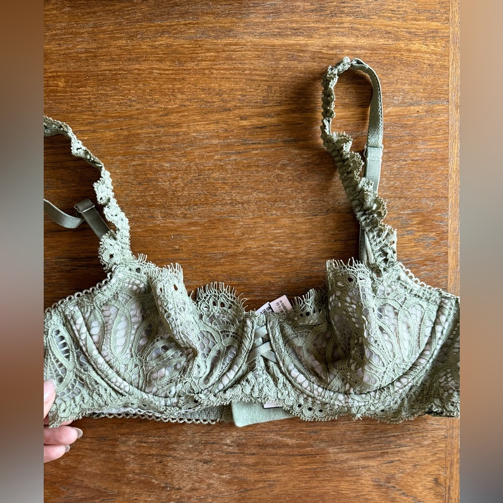 VS Lace Underwire Bra in Sage Green